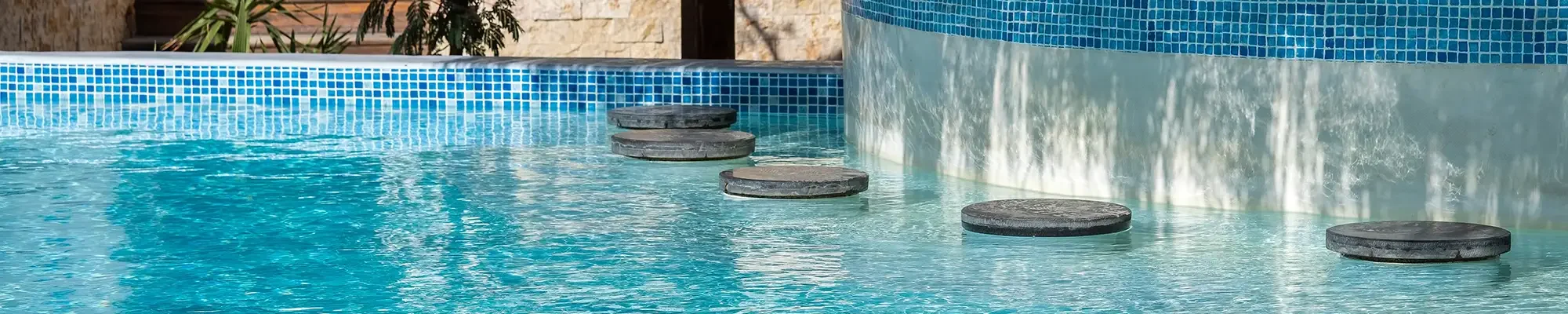 Swim-up bar